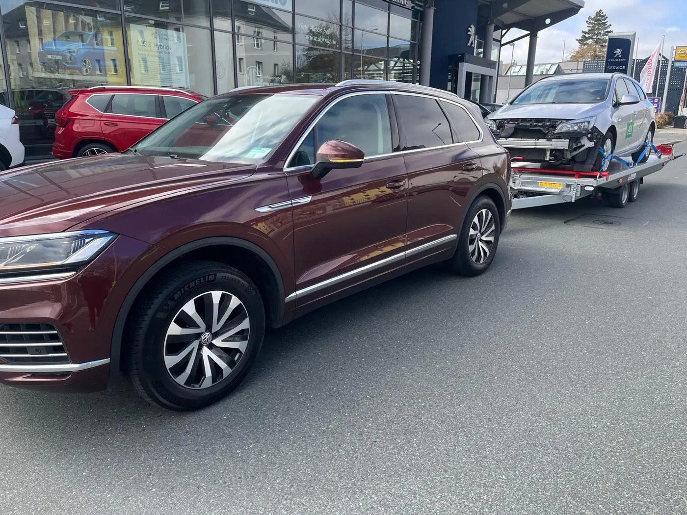 Zugfahrzeug und Anhänger von Lansaro Automobile bei einer Abholung