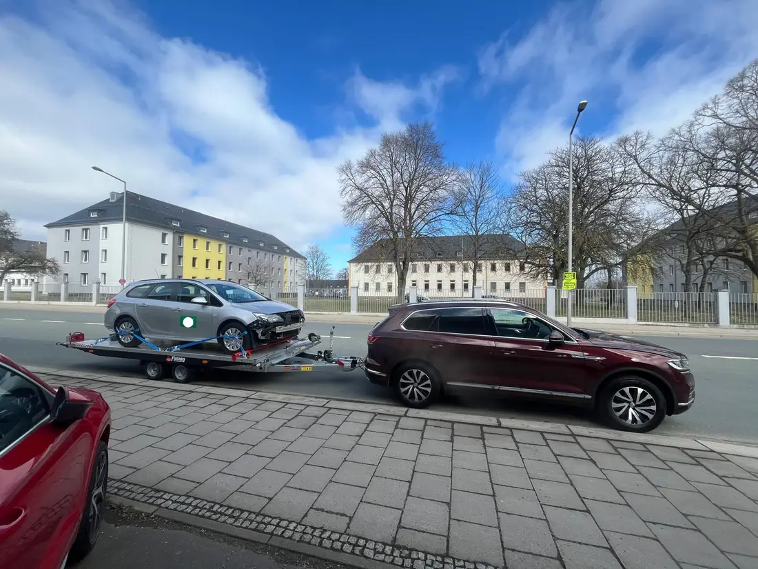 Fahrzeugtransport innerorts, Fahrzeug auf dem Anhänger verzurrt