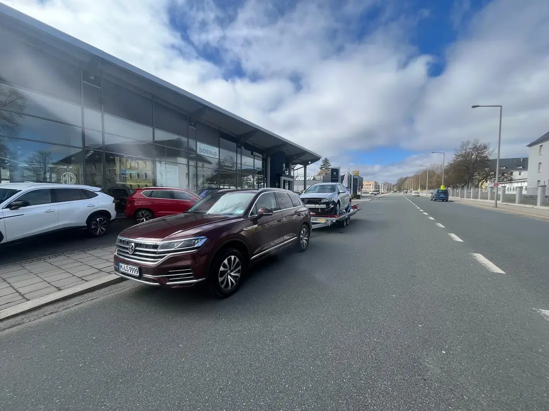 Abholung vor einem Autohaus